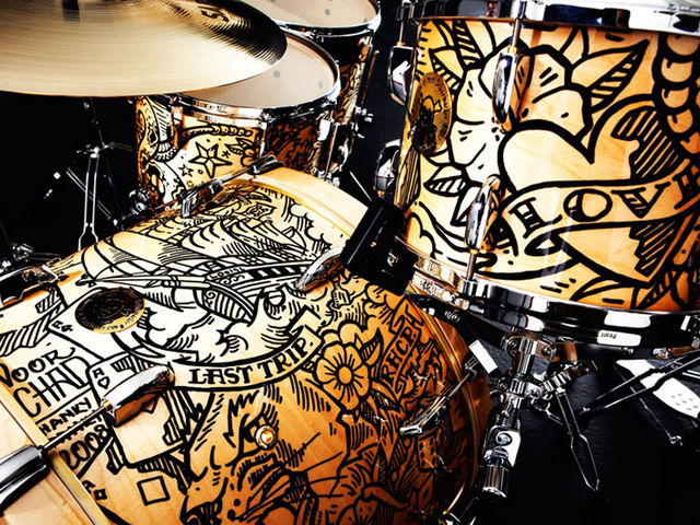 Chad Smith’s Pearl drumkit gets a tattoo FYI: There isn’t a single RHCP member who hasn’t been tattooed by Henk Schiffmacher